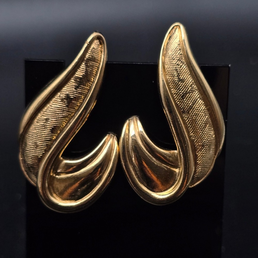 Avon Brushed Gold Tone Check Swoop Earrings Pierced Vintage Jewelry